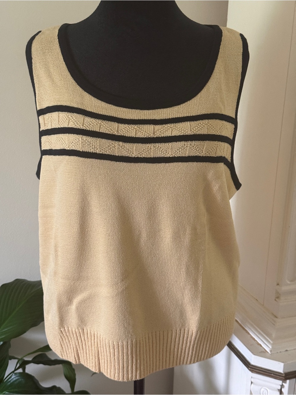 St. John Cream and Black Zip-Front Knit Jacket - Picture 10 of 12